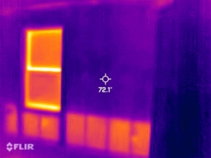 Thermal image showing area of missing wall insulation.